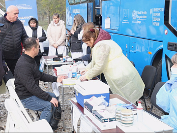 У Коломиї на ринку Торговиця медики перевіряли стан здоров'я покупців (відео)