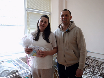 У Коломийському пологовому новонародженим дарували їхні перші вишиванки