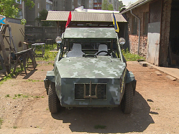 У Коломиї майстри місцевої кузні створили авто для військових (відео)