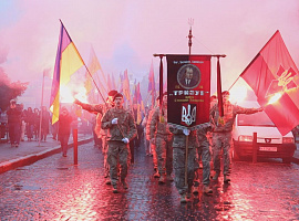 Смолоскипна хода та ватра в середмісті: у Коломиї відбувся патріотичний фестиваль (відео)