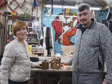 Харків'янин заснував у Коломиї дизайнерську майстерню з виготовлення предметів інтер'єру (відео)