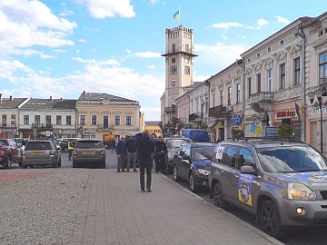 «Jeeps for Peace» привезли українським військовим вже понад 700 автівок