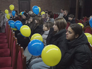 У Коломиї вручили солодкі дарунки дітям, які опинилися у скрутних життєвих обставинах (відео)