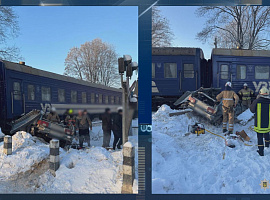 У Городенці сталася аварія на залізничному переїзді: легковик зіткнувся з потягом (відео)