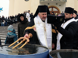 Водохреще: у Коломиї освятили воду біля храмів (відео) Водохреще: у Коломиї освятили воду біля храмів (відео)