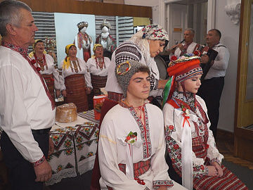 Весільний обряд із покутського села Тишківці показали у Коломиї (відео)