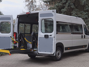 Спеціалізований автотранспорт передали для реабілітаційного центру Прикарпаття (відео)