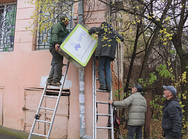 Нема документів - не буде й вивіски: у Коломиї демонтують незаконно встановлені вивіски (відео)