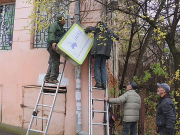 Нема документів - не буде й вивіски: у Коломиї демонтують незаконно встановлені вивіски (відео)