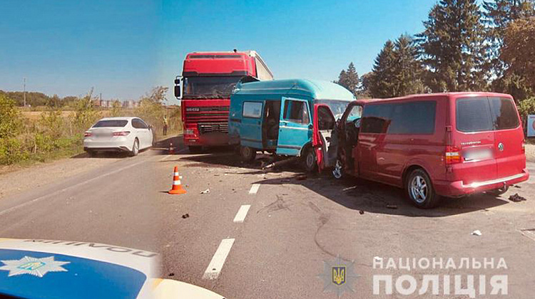 ДТП на Коломийщині: зіткнулися три автомобілі, є травмовані (фото)