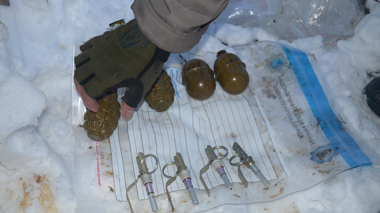 СБУ виявила три схованки зі зброєю на околиці Івано-Франківська (фото)
