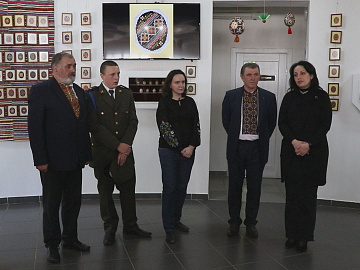 У Коломиї відкрили виставку, де представили вишиті на полотні зразки українських писанок (відео)