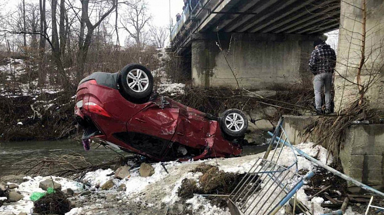 На Косівщині автівка злетіла з мосту, постраждали діти (фото)