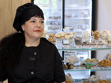 «Любина випічка». Понад 100 видів печива, тортів та булочок продають у Коломиї (відео)