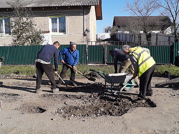 Понад 650 тисяч гривень зібрали мешканці Отинійської громади, щоб відремонтувати дорогу (відео)