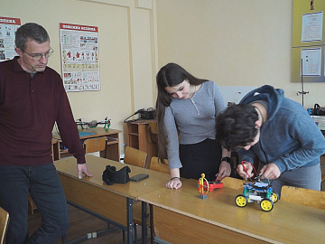 У Коломиї створюють собак зі штучним інтелектом, роботів та розумні холодильники (відео)