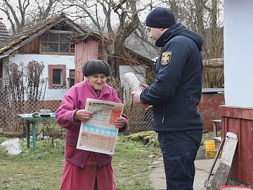 Офіцери-рятувальники громад проводять роз'яснювальні бесіди з населенням (відео)