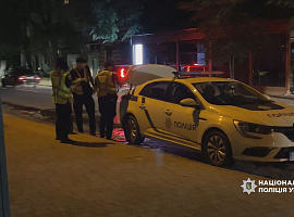В Івано-Франківську троє молодиків нападали на перехожих (відео) В Івано-Франківську троє молодиків нападали на перехожих (відео)