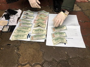 СБУ викрила посадовця поліції, який підозрюється в отриманні грошей від власника арештованого автомобіля СБУ викрила посадовця поліції, який підозрюється в отриманні грошей від власника арештованого автомобіля