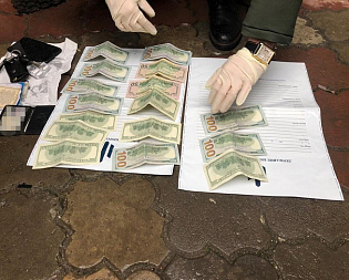 СБУ викрила посадовця поліції, який підозрюється в отриманні грошей від власника арештованого автомобіля СБУ викрила посадовця поліції, який підозрюється в отриманні грошей від власника арештованого автомобіля