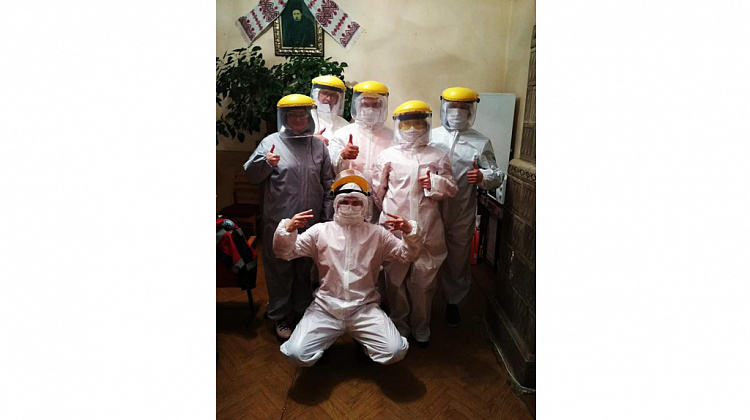 Медики швидкої допомоги Коломиї показали свої захисні костюми (фото)