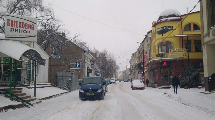Коломийських водіїв просять не паркуватися на узбіччі
