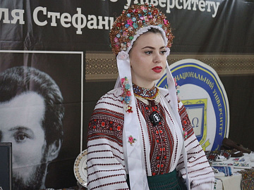 Давній одяг та унікальні світлини: у Коломиї студенти збирали старожитності (відео)
