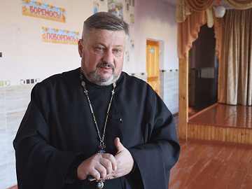 Священник-волонтер: настоятель храму у селі Воскресінці з парафіянами підтримують захисників (відео)