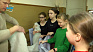 В Івано-Франківську хореограф з учнями шиють одяг для військових (відео)