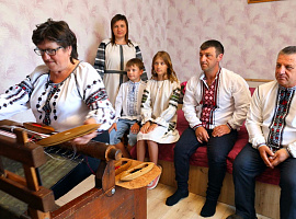 Родина ткачів з Воскресінців продовжує ремесло предків (відео)