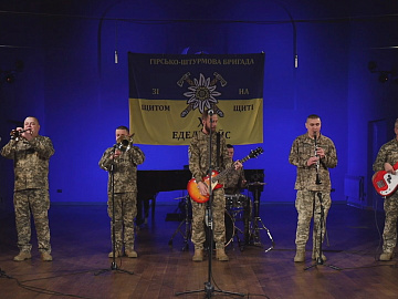 Рок-версію всесвітньо відомого «Щедрика» виконали військові (відео)