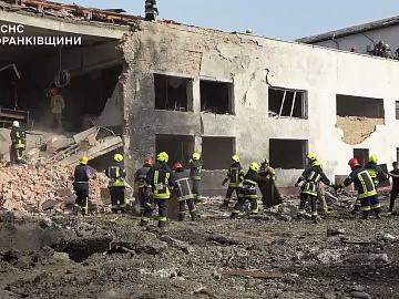 Рятувальники завершили розбір завалів на місці ракетного удару в Івано-Франківську (відео)