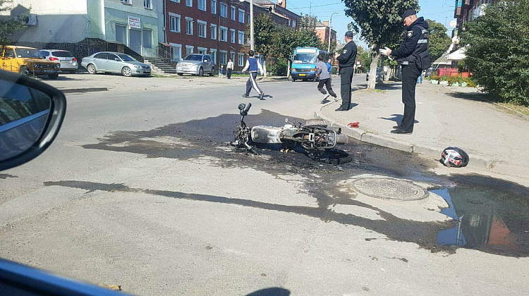 У Коломиї на дорозі загорівся скутер. Водій - зник (фото)