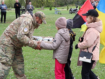 Дитячий блокпост: малеча із Замулинців зібрала гроші на FPV-дрон для ЗСУ (відео)