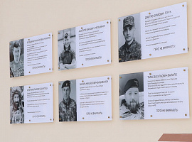 На фасаді Коломийського педколеджу встановили пам'ятні таблиці випускникам, які захищали Україну (відео)