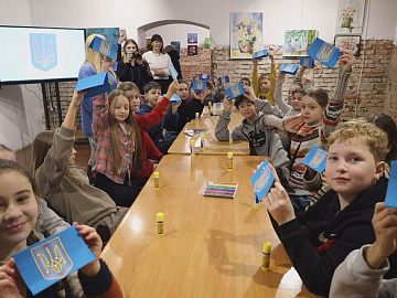 У Коломиї учнів вчать виготовляти тризуб (відео)