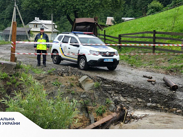 Три населенні пункти на Прикарпатті через негоду залишились без транспортного сполучення (відео)