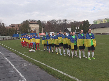 На підтримку ЗСУ. В Коломиї змагалися футболісти (відео)