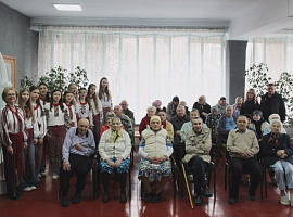 Вихованці центру позашкільної освіти відвідали мешканців геріатричного пансіонату (відео)