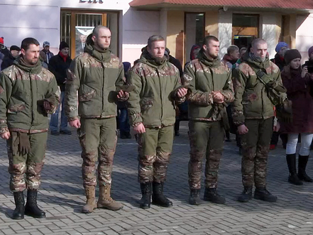 У Коломиї урочисто зустріли захисників України, які повернулися з передової (відео)