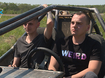 Двоє товаришів створили автомобіль-баггі для військових (відео)