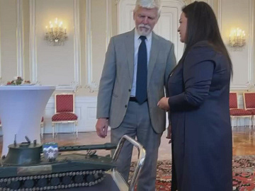 Президент Чехії отримав сувенір від «десятки» та волонтерів з Коломиї (відео)