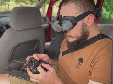 Як оператори FPV-дронів нищать ворожу техніку
