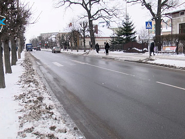 Коломийські комунальники розчищають територію громади від снігу (відео)
