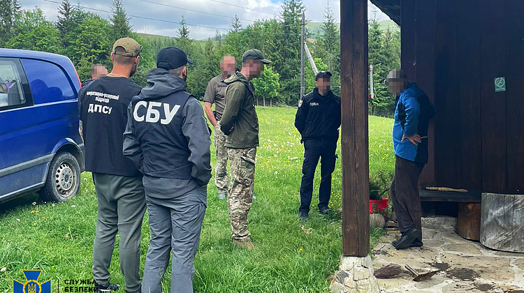 СБУ знешкодили міжрегіональну злочинну групу, яка переправляла військовозобов’язаних за кордон через Карпати «по зеленці»