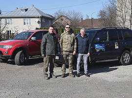 Два автомобілі для військових передали представники міжнародної організації (відео)