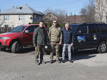 Два автомобілі для військових передали представники міжнародної організації (відео)