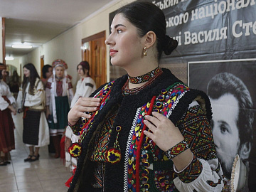 У вишиванці та з піснею: студентка із Шепота вразила автентичним виступом (відео)