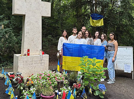 Прикарпатці заспівали «Червону калину» на могилі Степана Бандери у Мюнхені (відео)